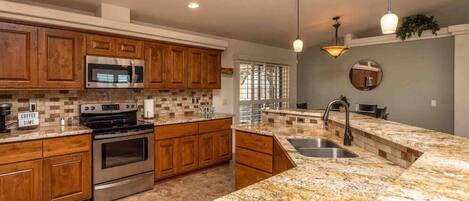 ثلاجة، ميكروويف، فرن، موقد طهي مسطح