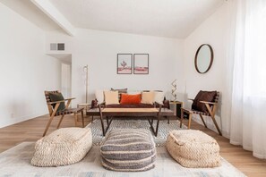 تلفزيون ذكي، مدفأة، ستيريو