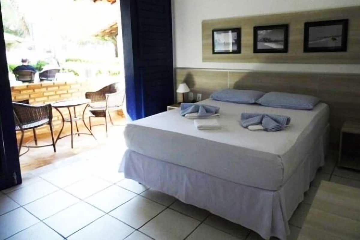 Standard Double Room, Patio, Ground Floor | Meja, cadar katil