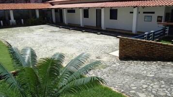 Un edificio con techo de tejas y patio empedrado.
