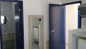 A bathroom with a mirror, a sink, and a shower. - Hotel Praia do Futuro (Fortaleza)