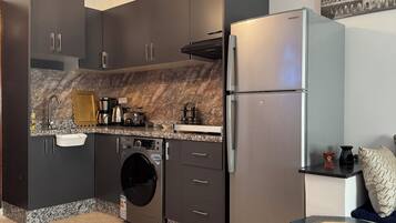 Fridge, oven, stovetop, electric kettle