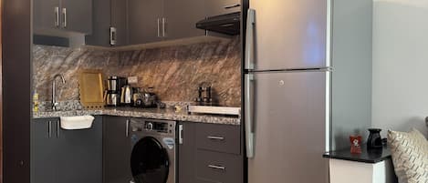 Refrigerador, horno, parrilla de estufa y tetera eléctrica