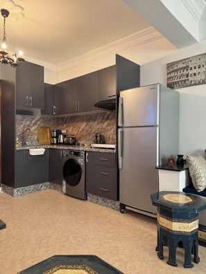 Réfrigérateur, four, plaque de cuisson, bouilloire électrique