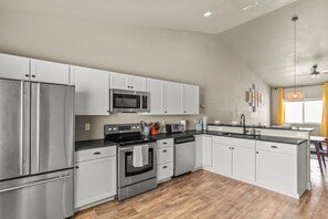 冷蔵庫、電子レンジ、オーブン、コンロ