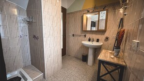 Dusche, Haartrockner, Bidet, Handtücher