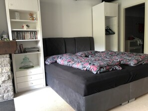 1 habitación, tabla de planchar con plancha, wifi gratis y ropa de cama