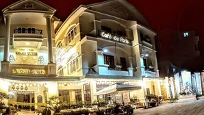 A building with signs for 'Le Petit Paris' and 'Cafe de Paris'. - Le Petit Paris Hotel  (Cam Ly - Da Lat)