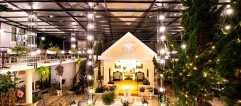 Le Petit Paris Hotel 