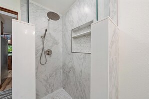 Ensemble douche/baignoire, sèche-cheveux, serviettes fournies