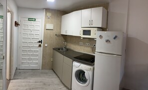 Refrigerador, microondas, parrilla de estufa y cafetera y tetera