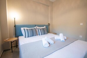 Premium bedding, laptop workspace, blackout drapes, soundproofing - HERACLEA SUITES (Nea Propontida)