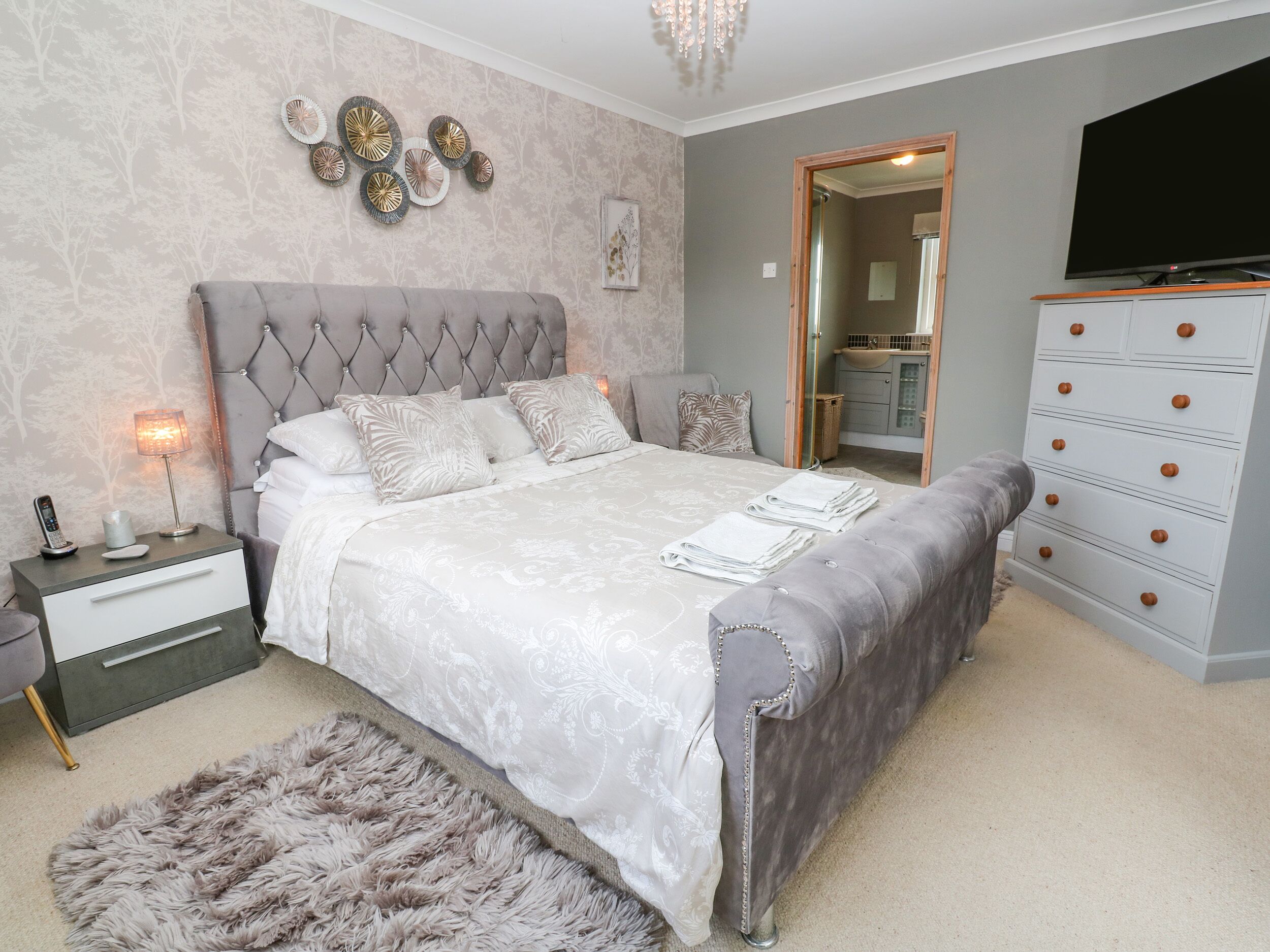 4 kamar tidur dan didekorasi berbeda-beda