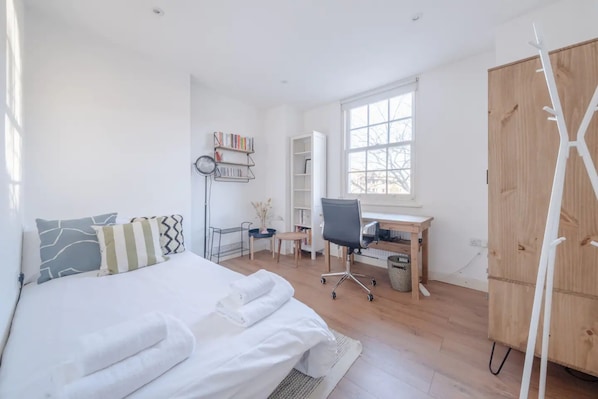 Basic House, Multiple Beds | 2 bedrooms, desk, laptop workspace, bed sheets - Modern and Beautiful 2 Bedroom Flat - Haggerston (London)
