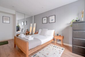 Basic House, Multiple Beds - Modern and Beautiful 2 Bedroom Flat - Haggerston (London)