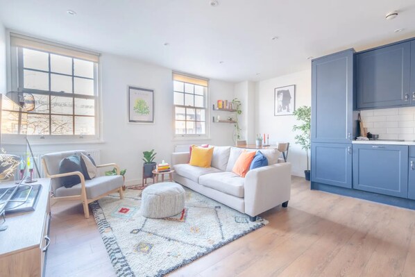 Basic House, Multiple Beds | Living area - Modern and Beautiful 2 Bedroom Flat - Haggerston (London)