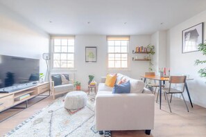 Basic House, Multiple Beds | Living area - Modern and Beautiful 2 Bedroom Flat - Haggerston (London)
