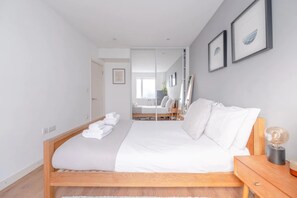 2 bedrooms, desk, laptop workspace, bed sheets - Modern and Beautiful 2 Bedroom Flat - Haggerston (London)