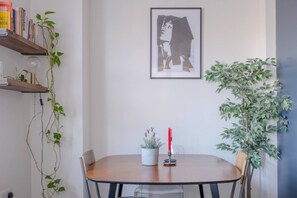 Basic House, Multiple Beds | Dining - Modern and Beautiful 2 Bedroom Flat - Haggerston (London)