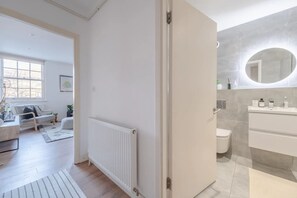 Basic House, Multiple Beds | Bathroom | Towels, soap, shampoo, toilet paper - Modern and Beautiful 2 Bedroom Flat - Haggerston (London)
