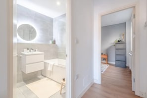 Casa básica, várias camas | Banheiro | Toalhas de banho, sabonete, shampoo, papel higiênico