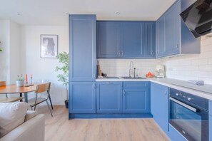 Basic House, Multiple Beds | Private kitchen | Fridge, oven, stovetop, dishwasher - Modern and Beautiful 2 Bedroom Flat - Haggerston (London)