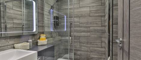 Appartement, 2 grands lits | Salle de bain | Douche, séchoir à cheveux, serviettes fournies