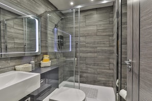 Apartment, 2 Queen Beds | Bathroom | Shower, hair dryer, towels