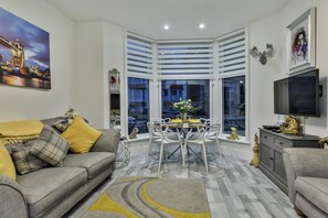 Apartment, 2 Queen Beds | Living area