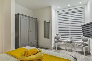 Apartment, 2 Queen Beds | 2 bedrooms, iron/ironing board, free WiFi, bed sheets