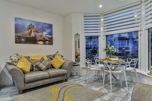 Apartment, 2 Queen-Betten | Wohnbereich