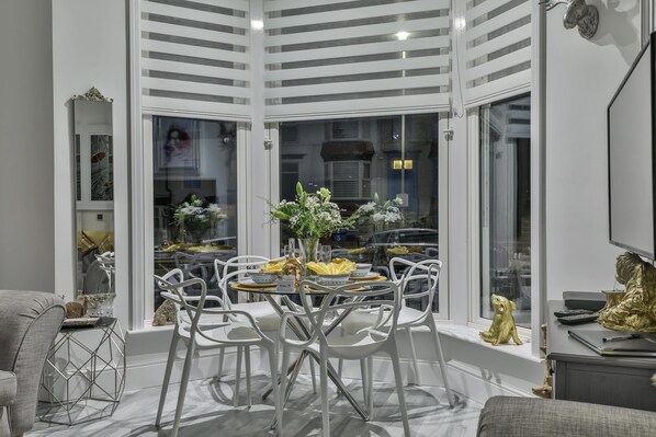 Apartment, 2 Queen Beds | Dining