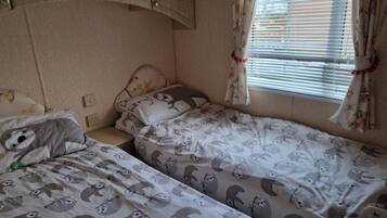 2 bedrooms, free wired Internet, bed sheets