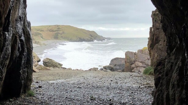 A rocky coastal landscape with a view of the sea and a distant hill. - Caravan - Sleeps 4 - Pet Friendly - Parking (Newton Stewart)