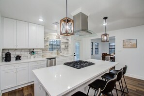 Fridge, microwave, oven, stovetop - 3 beds Houston HOME, Close NRG Stadium & Rodeo (Houston)