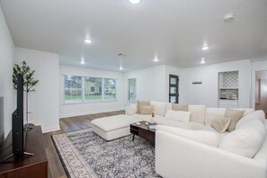 TV, offices - 3 beds Houston HOME, Close NRG Stadium & Rodeo (Houston)