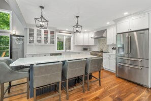 Microwave, oven, dishwasher, coffee/tea maker