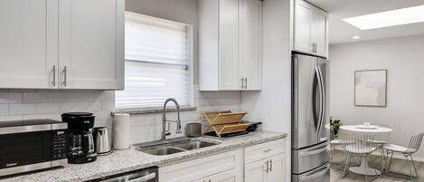 Geladeira, micro-ondas, fogão, cooktop