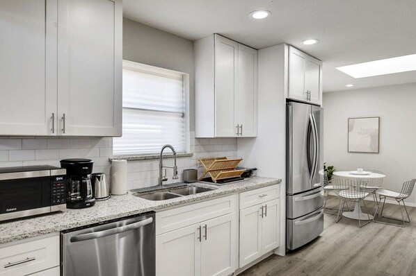 冷蔵庫、電子レンジ、オーブン、コンロ