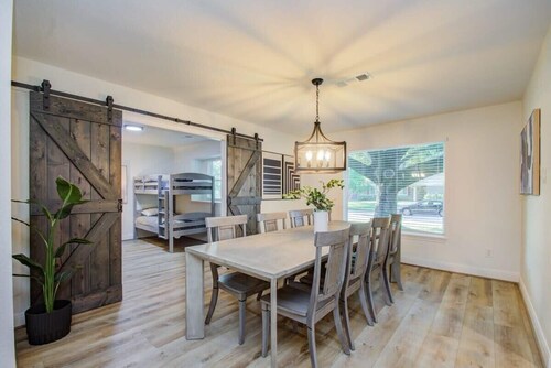 Stunning Modern Dream Home w Pool, Grill, Foosball