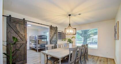 Stunning Modern Dream Home w Pool, Grill, Foosball