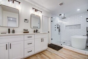 Bathtub, rainfall showerhead, hair dryer, towels