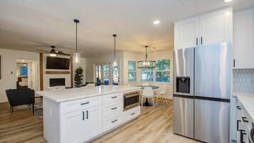 Geladeira, micro-ondas, fogão, cooktop