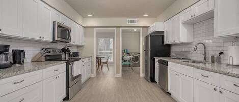 Réfrigérateur, micro-ondes, four, plaque de cuisson