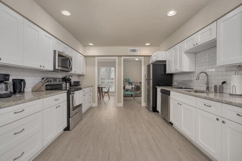 Heart of Dallas - Mansion with Backyard Pool Oasis