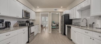 Heart of Dallas - Mansion with Backyard Pool Oasis