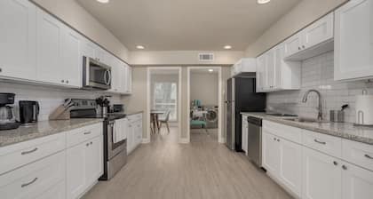 Heart of Dallas - Mansion with Backyard Pool Oasis