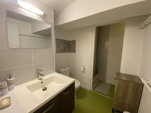 Dusche, Haartrockner, Handtücher, Toilettenpapier