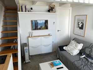 Una televisión, una mesa de tenis de mesa, un reproductor estéreo