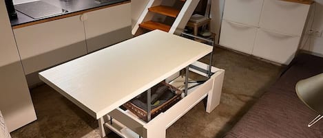 Télévision, table de tennis de table, chaîne hi-fi